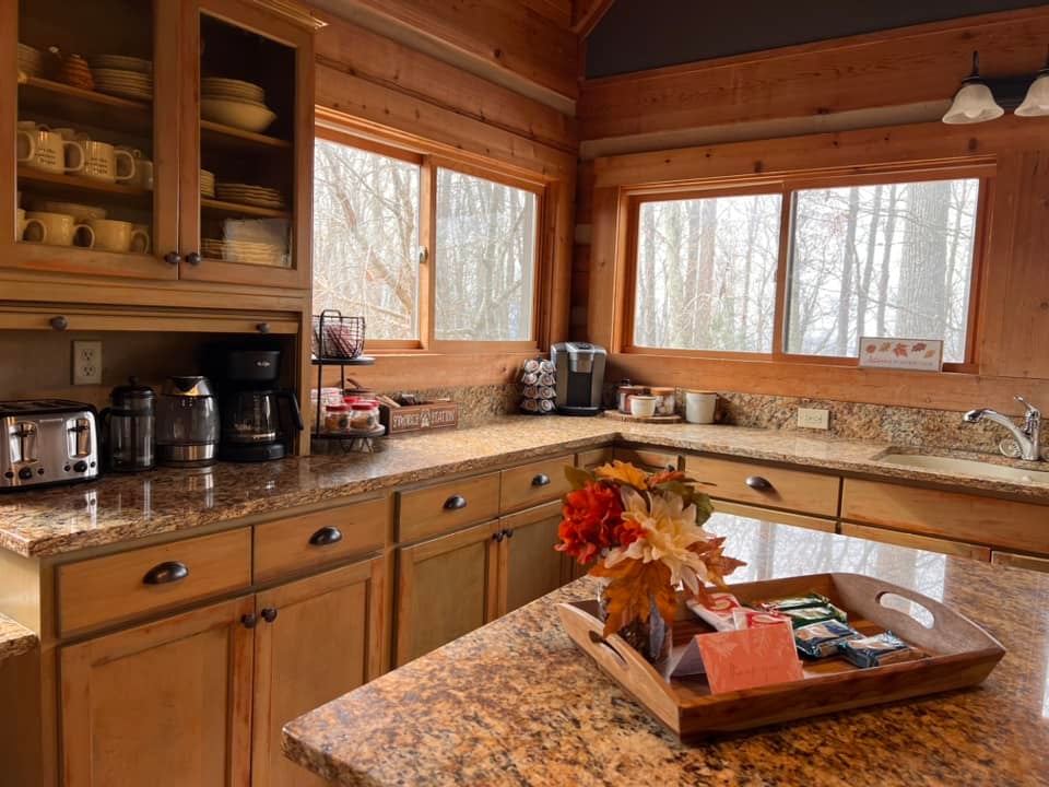 10 Airbnb Basket Ideas to Delight Your Guests